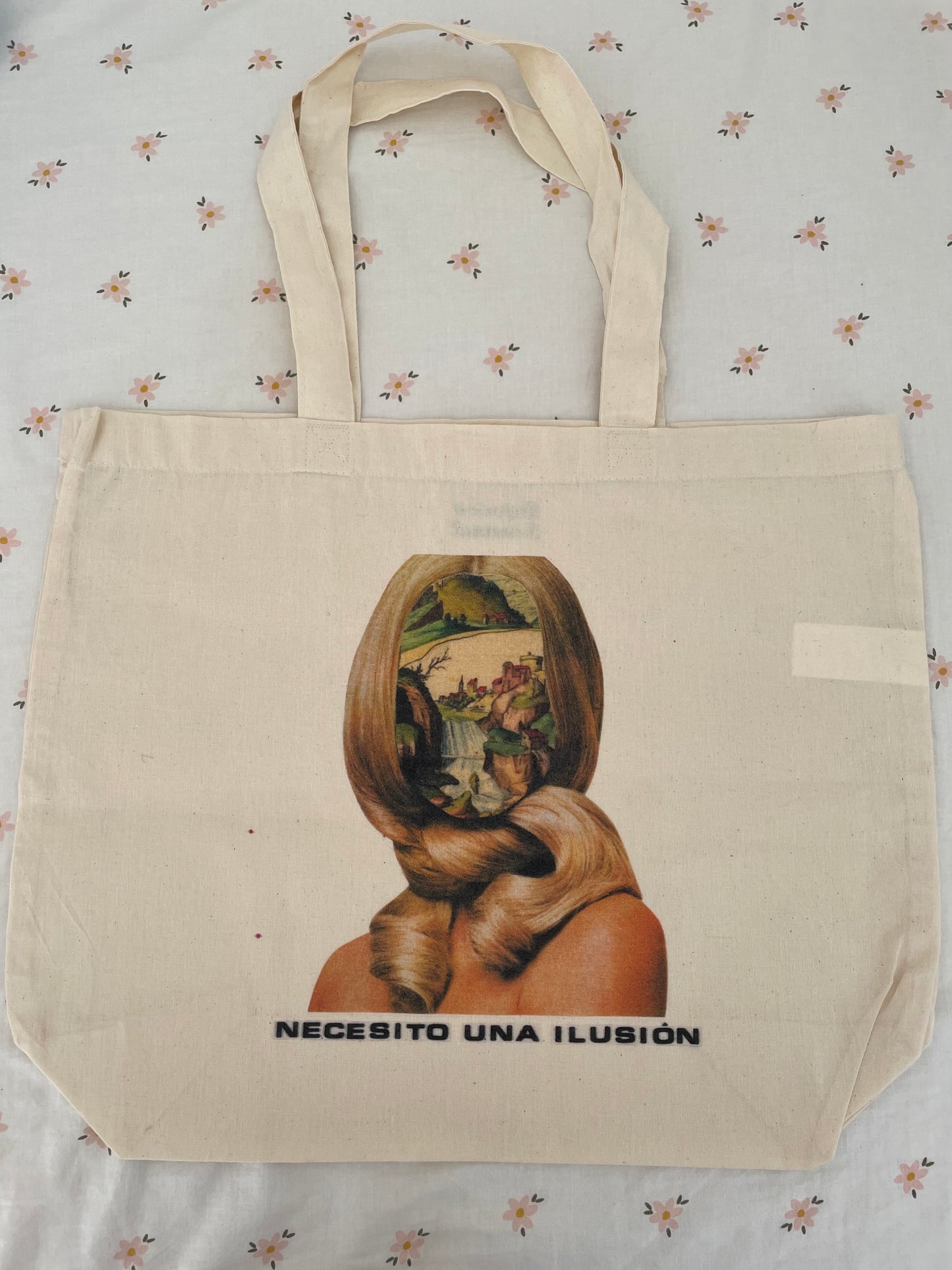 Deforme Semanal · Tote "Necesito una ilusión" (collage)